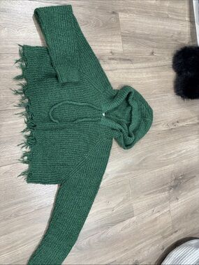 Cozy Frayed-Hem Hooded Sweater in Forest Green